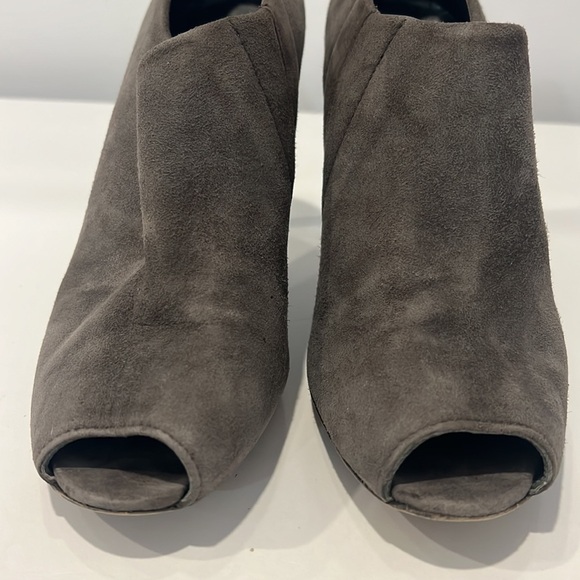 Stuart Weitzman Grey Altamira Peep-Toe Suede Ankle boots/ Booties Pumps size 7 M - Picture 11 of 14